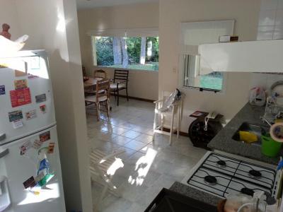 Chalet en alquiler en Pinamar. 6 ambientes, 4 baños y capacidad de 5 a 8 personas. 