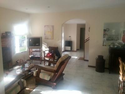 Chalet en alquiler en Pinamar. 6 ambientes, 4 baños y capacidad de 5 a 8 personas. 