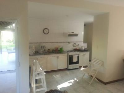 Chalet en alquiler en Pinamar. 6 ambientes, 4 baños y capacidad de 5 a 8 personas. 