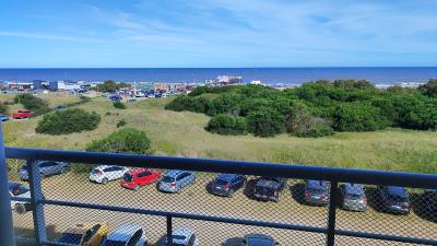 Departamento en alquiler en Pinamar. 4 ambientes, 2 baños y capacidad 6 personas. A 100 m de la playa