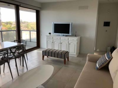 Departamento en alquiler en Pinamar. 2 ambientes, 1 baño y capacidad de 2 a 4 personas. A 50 m del centro