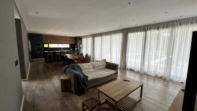 Casa en alquiler en Pinamar. 5 ambientes, 3 baños y capacidad de 4 a 6 personas. 