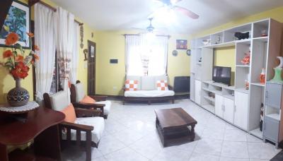 Casa en alquiler en Pinamar. 3 ambientes, 2 baños y capacidad de 5 a 6 personas. 