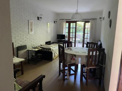 Departamento en alquiler en Pinamar. 2 ambientes, 1 baño y capacidad de 3 a 4 personas. A 450 m de la playa