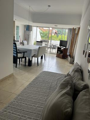 Departamento en alquiler en Pinamar. 3 ambientes, 1 baño y capacidad 6 personas. 