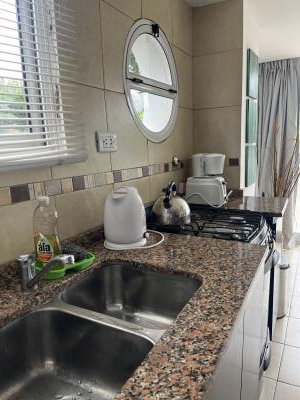 Departamento en alquiler en Pinamar. 3 ambientes, 1 baño y capacidad 6 personas. 