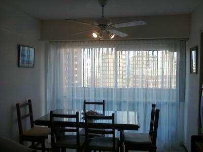 Departamento en alquiler en Pinamar. 3 ambientes, 2 baños y capacidad de 4 a 5 personas. A 100 m del centro