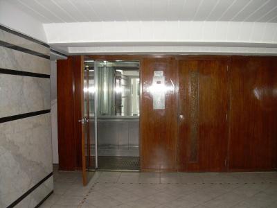 Departamento en alquiler en Pinamar. 3 ambientes, 2 baños y capacidad de 4 a 5 personas. A 100 m del centro