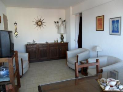 Departamento en alquiler en Pinamar. 3 ambientes, 2 baños y capacidad de 4 a 5 personas. A 100 m del centro