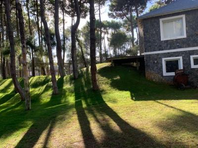 Casa en alquiler en Pinamar. 5 ambientes, 4 baños y capacidad de 8 a 10 personas. 