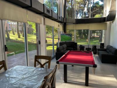 Casa en alquiler en Pinamar. 5 ambientes, 4 baños y capacidad de 8 a 10 personas. 