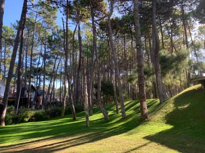 Casa en alquiler en Pinamar. 5 ambientes, 4 baños y capacidad de 8 a 10 personas. 