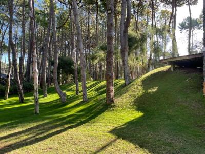 Casa en alquiler en Pinamar. 5 ambientes, 4 baños y capacidad de 8 a 10 personas. 