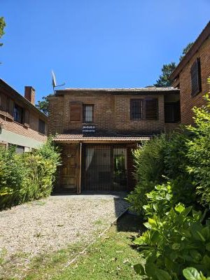 Casa en alquiler en Pinamar. 3 ambientes, 2 ba&ntilde;os y capacidad de 1 a 5 personas. 