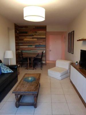 Departamento en alquiler en Pinamar. 2 ambientes, 1 baño y capacidad de 2 a 4 personas. A 300 m de la playa