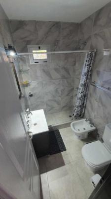 Departamento en alquiler en Pinamar. 2 ambientes, 1 baño y capacidad de 2 a 4 personas. A 100 m del centro