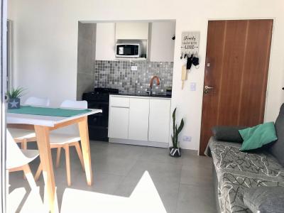 Departamento en alquiler en Pinamar. 2 ambientes, 1 baño y capacidad de 2 a 4 personas. A 200 m de la playa