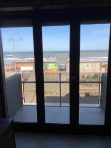 Departamento en alquiler en Pinamar. 4 ambientes, 2 baños y capacidad de 4 a 6 personas. A menos de 50 m de la playa