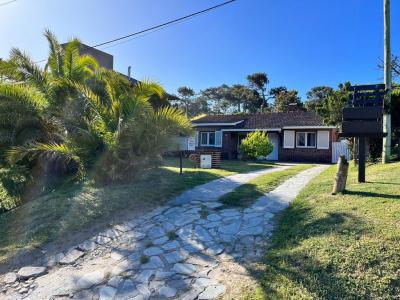 Casa en alquiler en Pinamar. 4 ambientes, 2 baños y capacidad de 2 a 6 personas. A 400 m de la playa