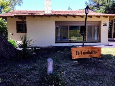 Casa en alquiler en Pinamar. 7 ambientes, 3 baños y capacidad de 6 a 10 personas. A 400 m de la playa