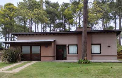 Casa en alquiler en Pinamar. 5 ambientes, 3 baños y capacidad de 4 a 6 personas. 