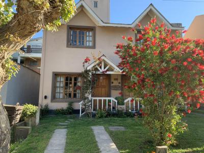 Casa en alquiler en Pinamar. 3 ambientes, 2 baños y capacidad de 3 a 5 personas. A 100 m de la playa