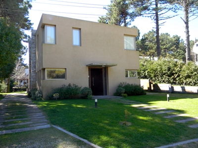 Casa en alquiler en Pinamar. 4 ambientes, 4 baños y capacidad de 6 a 12 personas. 