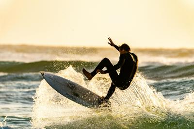 Surf y kitesurf en Pinamar para todos los niveles