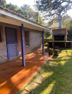 Casa en alquiler en Pinamar. 4 ambientes, 3 baños y capacidad de 4 a 6 personas. 