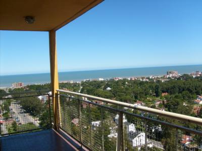 Departamento en alquiler en Pinamar. 2 ambientes, 1 baño y capacidad de 2 a 5 personas. A 200 m del centro