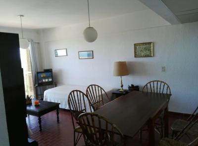 Departamento en alquiler en Pinamar. 2 ambientes, 1 baño y capacidad de 2 a 5 personas. A 200 m del centro