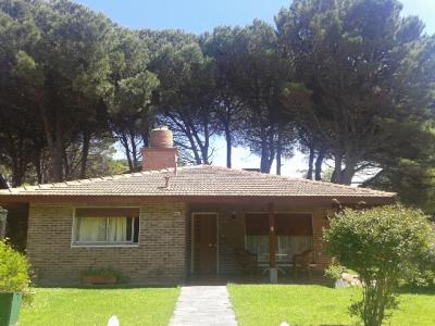 Chalet en alquiler en Pinamar. 4 ambientes, 2 baños y capacidad de 2 a 8 personas. A 450 m de la playa