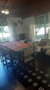 Chalet en alquiler en Pinamar. 4 ambientes, 2 baños y capacidad de 2 a 8 personas. A 450 m de la playa