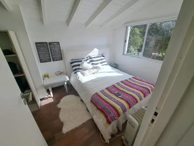 Casa en alquiler en Pinamar. 6 ambientes, 2 baños y capacidad de 4 a 9 personas. A 200 m de la playa