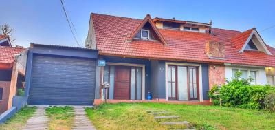 Casa en alquiler en Pinamar. 4 ambientes, 2 baños y capacidad de 4 a 6 personas. A 400 m de la playa