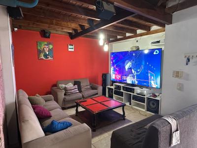 Casa en alquiler en Pinamar. 4 ambientes, 2 baños y capacidad de 4 a 6 personas. A 400 m de la playa