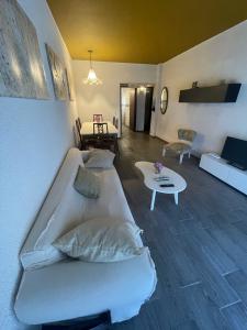 Departamento en alquiler en Pinamar. 3 ambientes, 2 baños y capacidad de 1 a 6 personas. A 200 m del centro