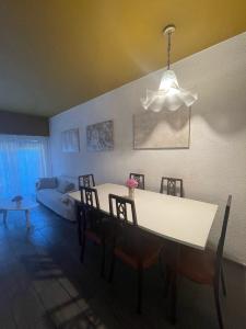 Departamento en alquiler en Pinamar. 3 ambientes, 2 baños y capacidad de 1 a 6 personas. A 200 m del centro