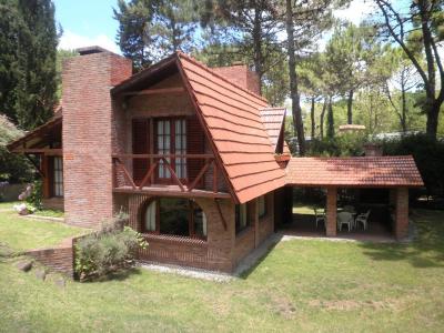 Casa en alquiler en Pinamar. 5 ambientes, 3 baños y capacidad de 5 a 8 personas. 