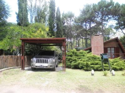 Casa en alquiler en Pinamar. 5 ambientes, 3 baños y capacidad de 5 a 8 personas. 