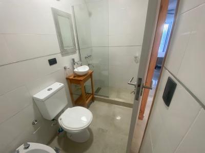 Departamento en alquiler en Pinamar. 4 ambientes, 2 baños y capacidad de 3 a 6 personas. 