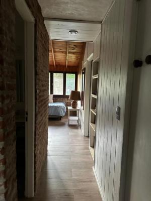 Casa en alquiler en Pinamar. 4 ambientes, 2 baños y capacidad de 2 a 5 personas. A 400 m del centro