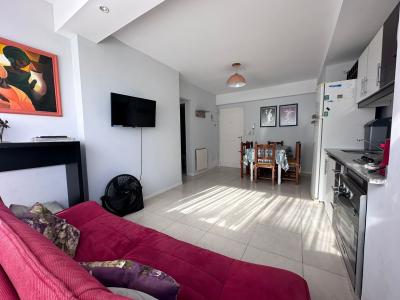 Departamento en alquiler en Pinamar. 2 ambientes, 1 baño y capacidad de 1 a 4 personas. A 250 m de la playa