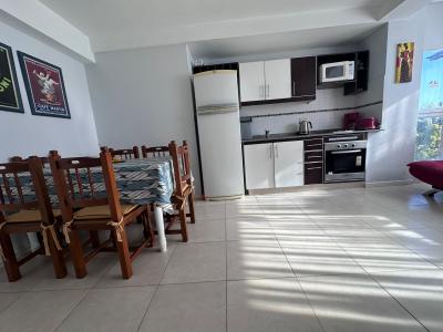 Departamento en alquiler en Pinamar. 2 ambientes, 1 baño y capacidad de 1 a 4 personas. A 250 m de la playa