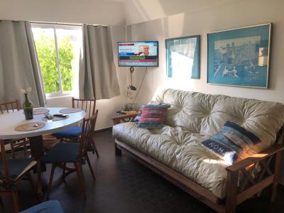 Departamento en alquiler en Pinamar. 2 ambientes, 1 baño y capacidad de 1 a 5 personas. A 100 m de la playa