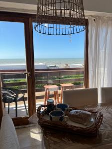 Departamento en alquiler en Pinamar. 5 ambientes, 2 baños y capacidad de 4 a 7 personas. A menos de 50 m de la playa