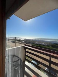 Departamento en alquiler en Pinamar. 5 ambientes, 2 baños y capacidad de 4 a 7 personas. A menos de 50 m de la playa