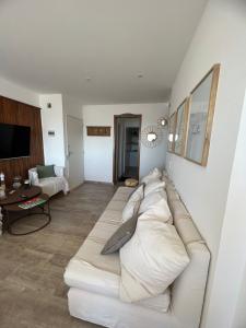 Departamento en alquiler en Pinamar. 5 ambientes, 2 baños y capacidad de 4 a 7 personas. A menos de 50 m de la playa