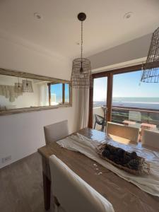 Departamento en alquiler en Pinamar. 5 ambientes, 2 baños y capacidad de 4 a 7 personas. A menos de 50 m de la playa