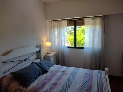 Departamento en alquiler en Pinamar. 3 ambientes, 1 baño y capacidad de 1 a 5 personas. A 150 m del centro